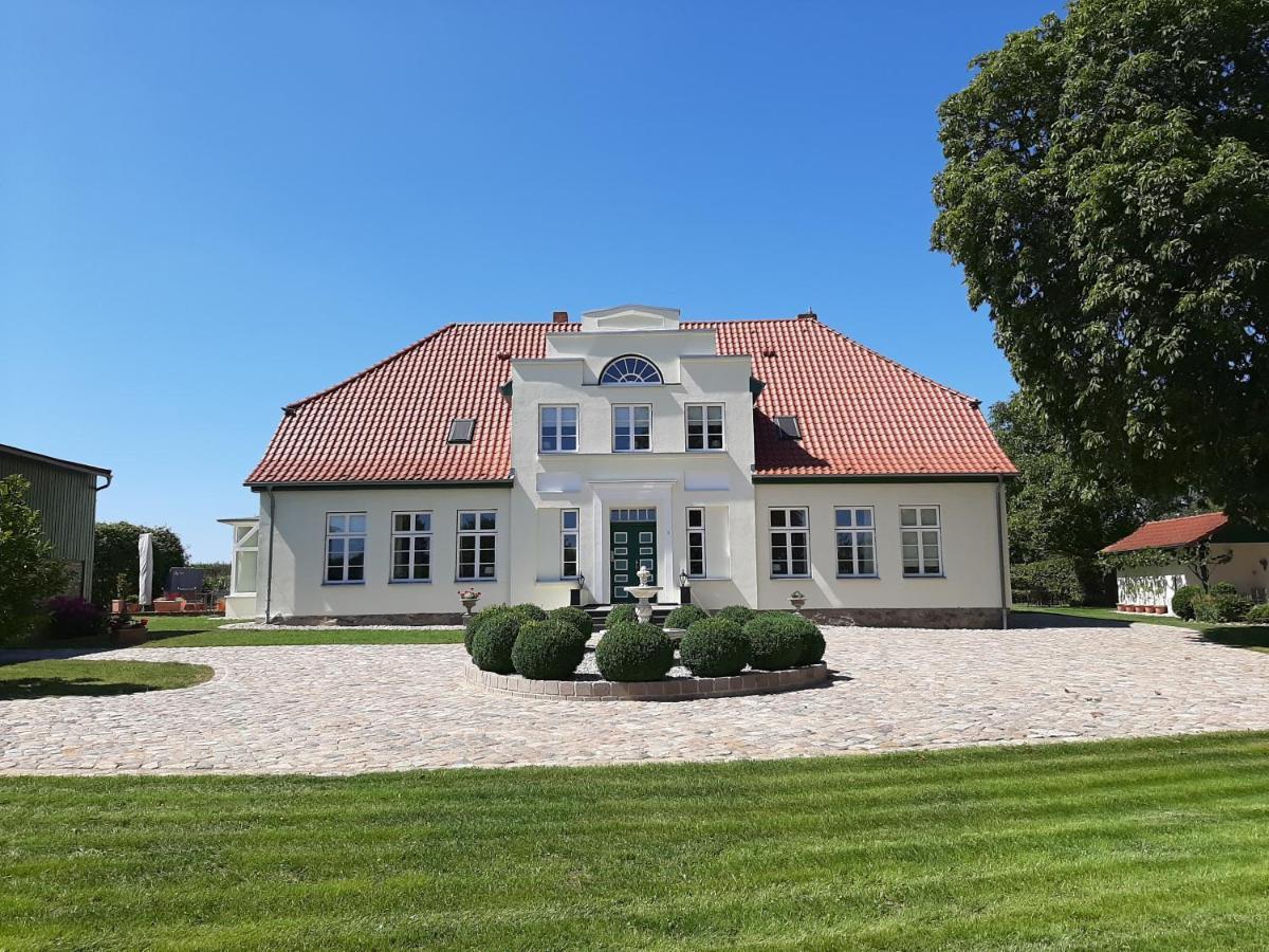 Gutshaus Neu Farpen Hotel Neuburg  Bagian luar foto